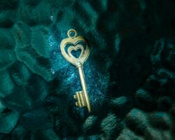 Romantasy: The Literary Genre Revolution Captivating Millions of Readers Worldwide