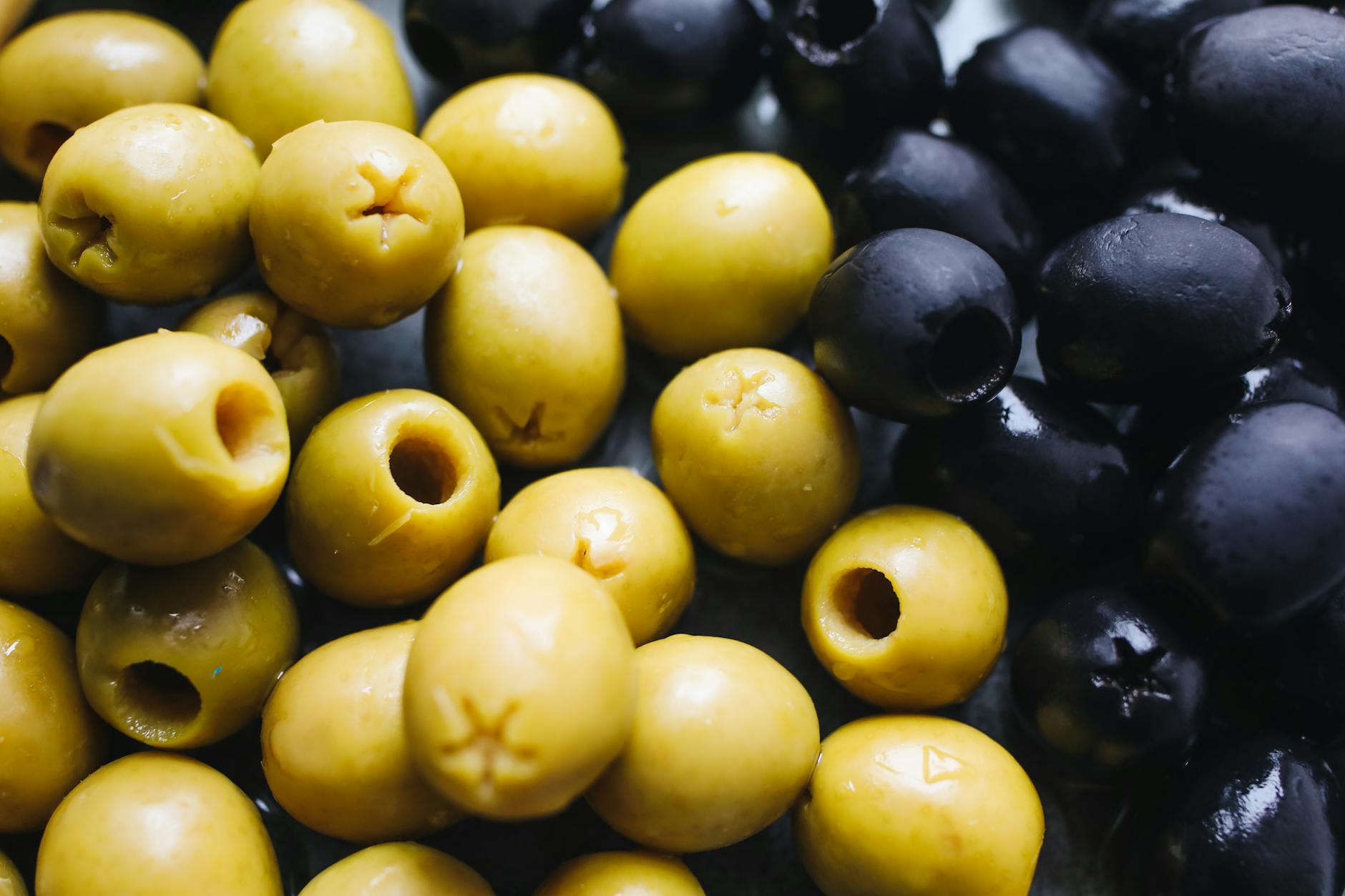 Green Olives vs Black Olives: How to choose