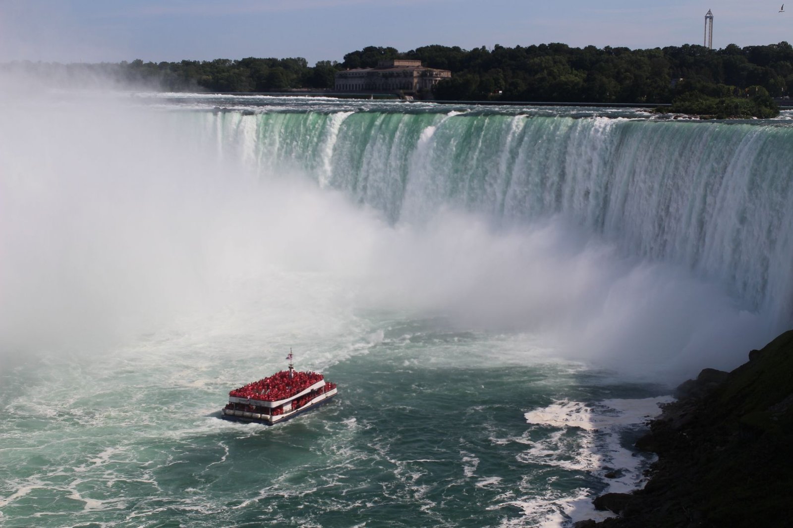 majestic niagara falls with tour boat