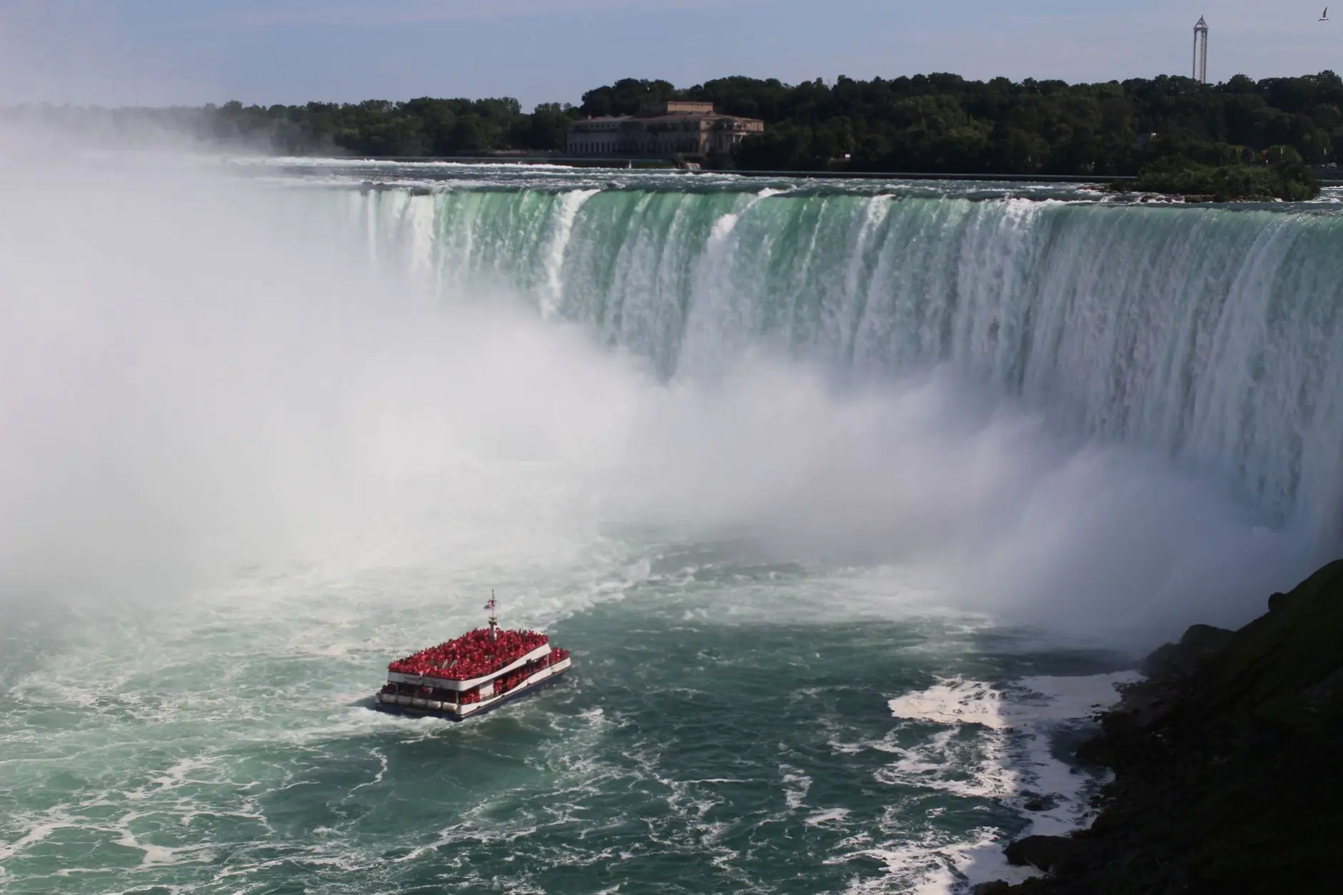majestic niagara falls with tour boat